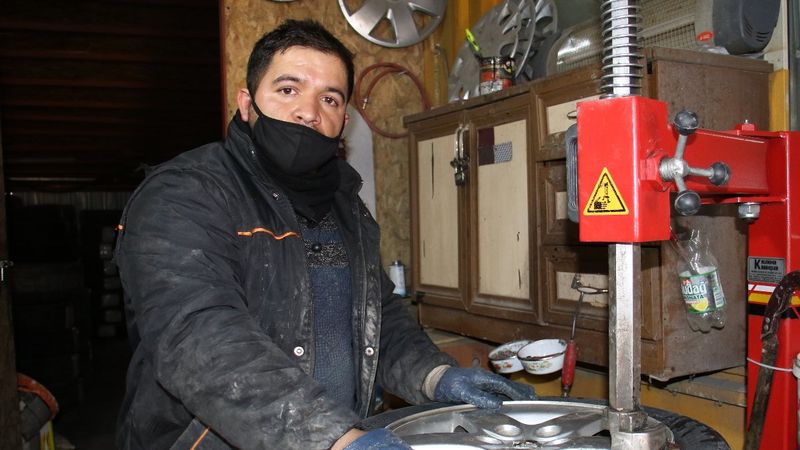 Elazığ'da zihinsel engelli Erhan, işinde usta oldu