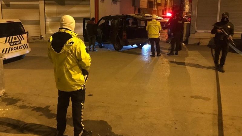 Şanlıurfa'da şüpheli araçtan uyuşturucu ve silah çıktı