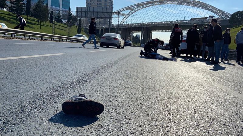 Köpeği kurtarmak isteyen çocuğa araba çarptı