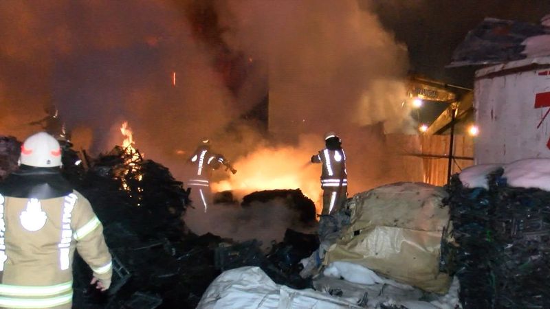 İstanbul'da bir geri dönüşüm deposu yandı