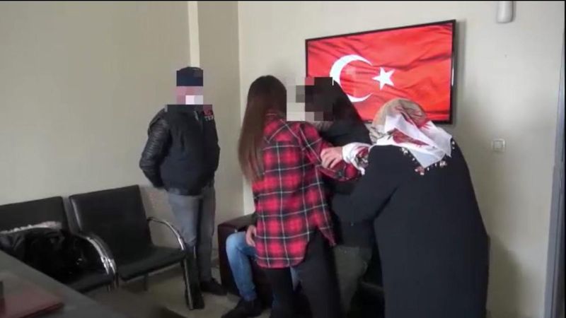 Van'da kadın terörist teslim oldu