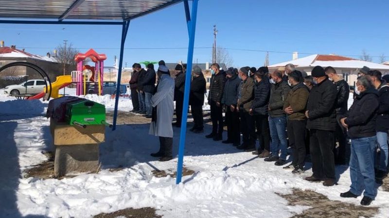 İzmir'de iş arkadaşı tarafından öldürülen kadın toprağa verildi