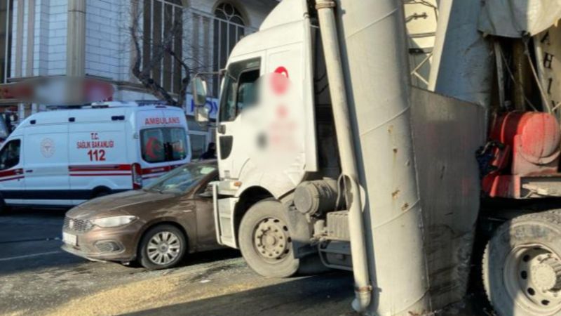 Beylikdüzü'nde kamyon iki araca çarptı