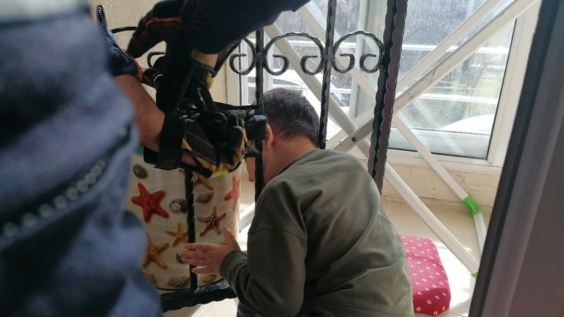 Silivri'de çocuğun kafası kapı demirine sıkıştı