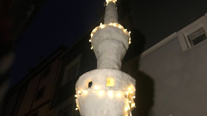 Ümraniye'de kardan minyatür minare yapıldı