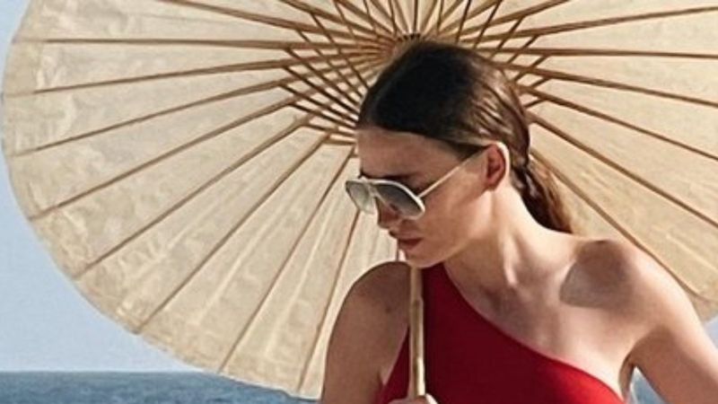 Serenay Sarıkaya kiminle tatile gittiğini açıkladı