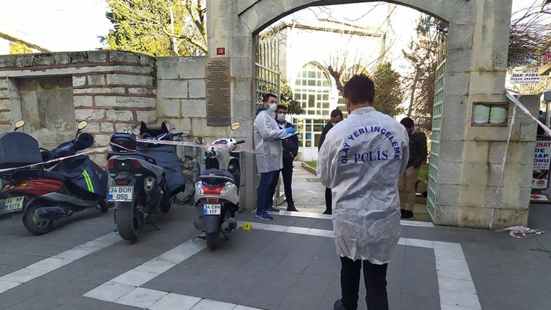 Fatih'te akrabaların cami çıkışı silahlı kavgası