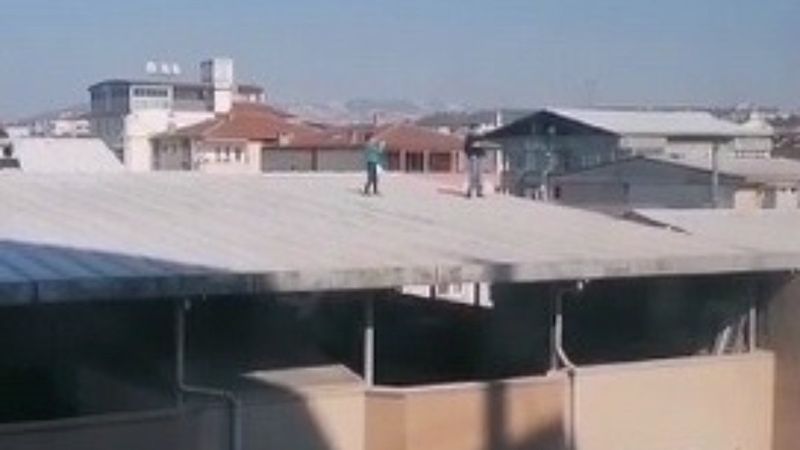 Bursa'da TikTok çeken gençler, çatıya çıktı