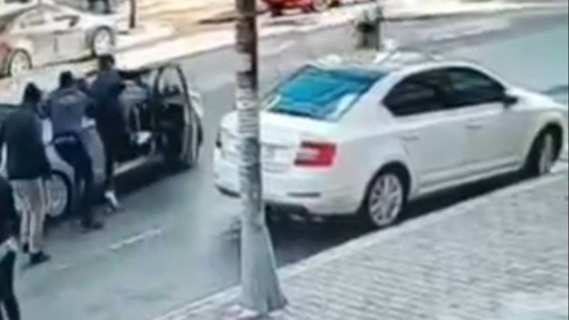 İstanbul'da kasiyer, kaçmaya çalışan hırsızları böyle kovaladı