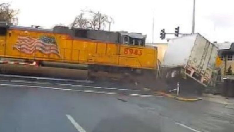 ABD'de trenin tıra çarpma anı