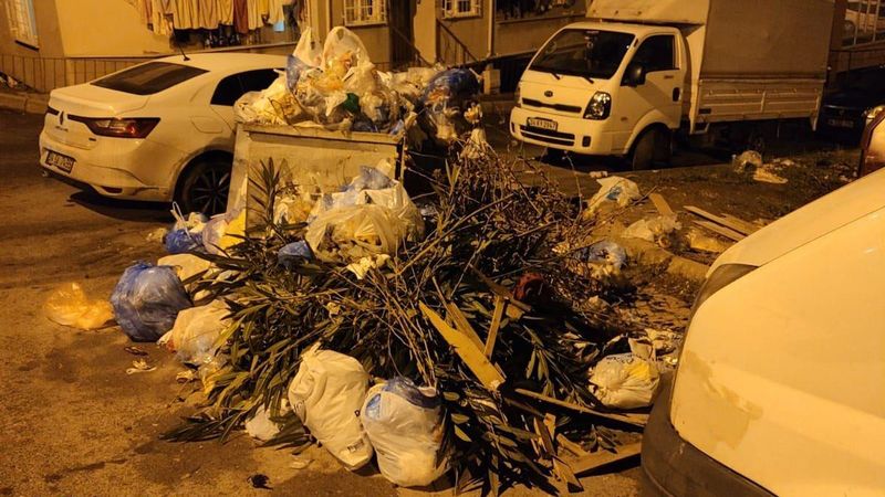 Maltepe'deki çöp konteynerleri etrafa taştı