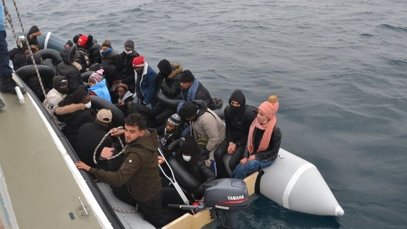 Ayvalık'ta Yunanistan'ın botla ittiği 31 göçmen kurtarıldı