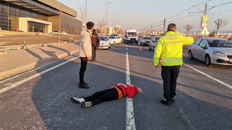 Kayseri'de genç kız hareket halindeki araçtan atladı