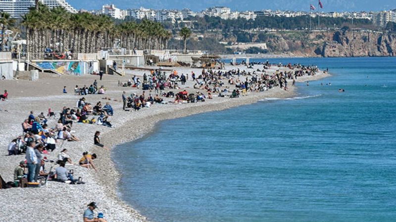 Antalya'da güneşi gören turistler denize koştu