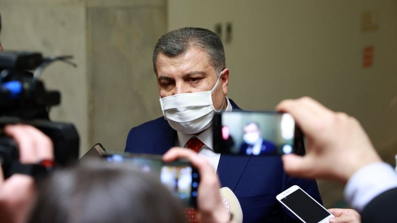 Fahrettin Koca, cenazedeki görüntü için özür diledi