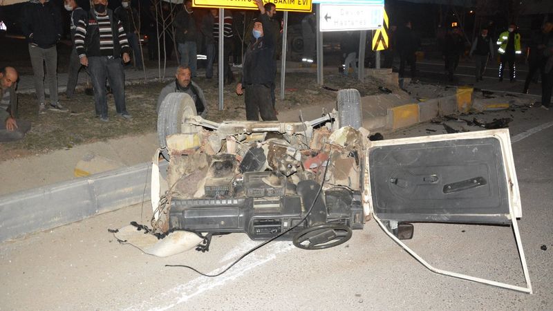 Antalya'da ikiye bölünen araçtan 2 kişi sağ çıktı