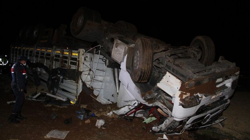 Manisa'da arpa yüklü tır takla attı