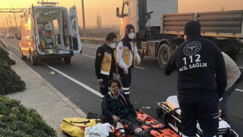 Manisa'da yaralı annesini kaza yerinde bırakıp kaçtı