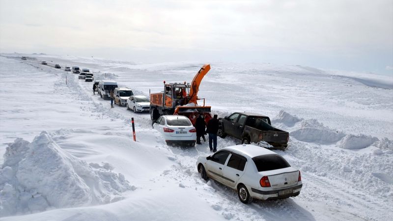 Muş'ta karlı yolda mahsur kalan yaklaşık 100 kişi kurtarıldı