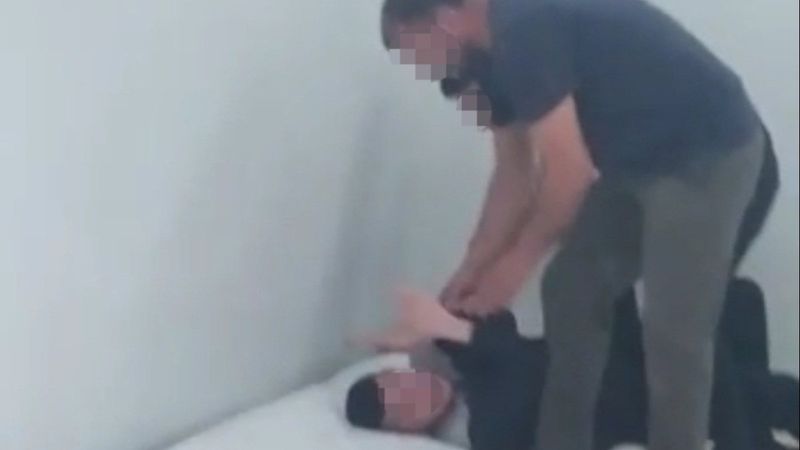 İzmir'de engelli genci darbeden 2 kişi tutuklandı