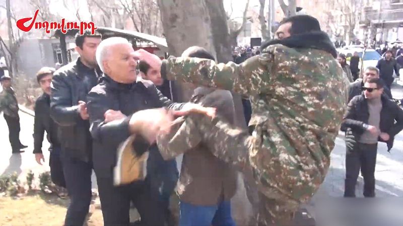 Ermenistan'da sokaklar karıştı