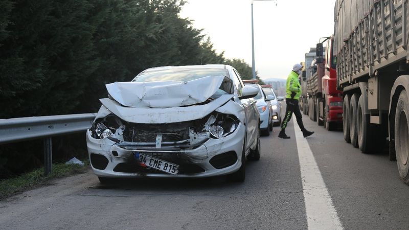Kocaeli'de üç araç birbirine girdi: 4 yaralı