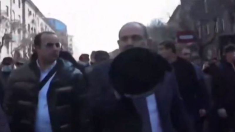 Nikol Paşinyan, darbe girişimine karşı sokağa indi