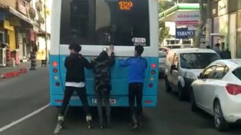 Kartal'da patenli 3 genç, otobüse tutunarak ilerledi