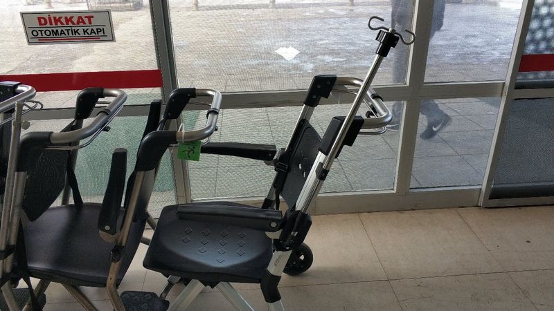 Samsun'da tekerlekli sandalyede unutulan çantayı çaldı: Yakalandı