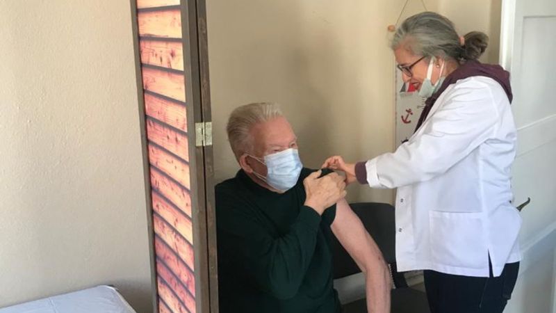 Uğur Dündar, 2'nci doz koronavirüs aşısını oldu