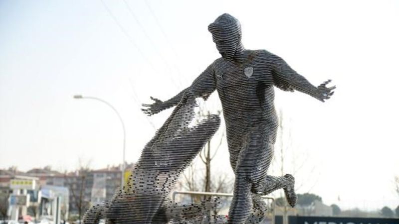 Bursaspor, Batalla'nın heykelini dikti