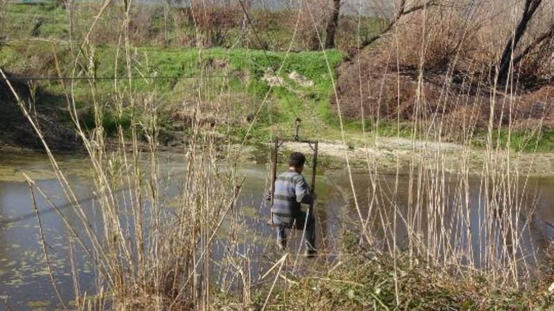 Aydın'da kendi yaptıkları teleferikle tarlaya gidip geliyorlar