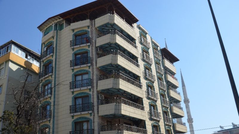 Hatay'da çökecekmiş gibi duran eğik balkonlu bina