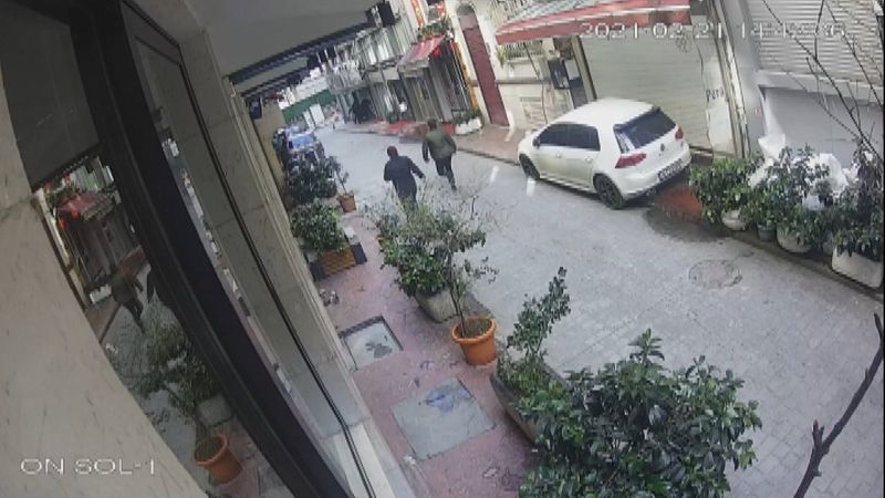 Beyoğlu esnafı kaçan hırsızları yakaladı