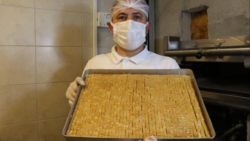 Sakarya'da bir baklava ustası dünyanın en küçük baklava dilimlerini yaptı