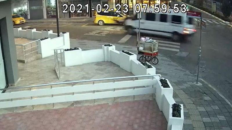 Kırklareli'nde ters yöne giren midibüsün kadına çarpma anı