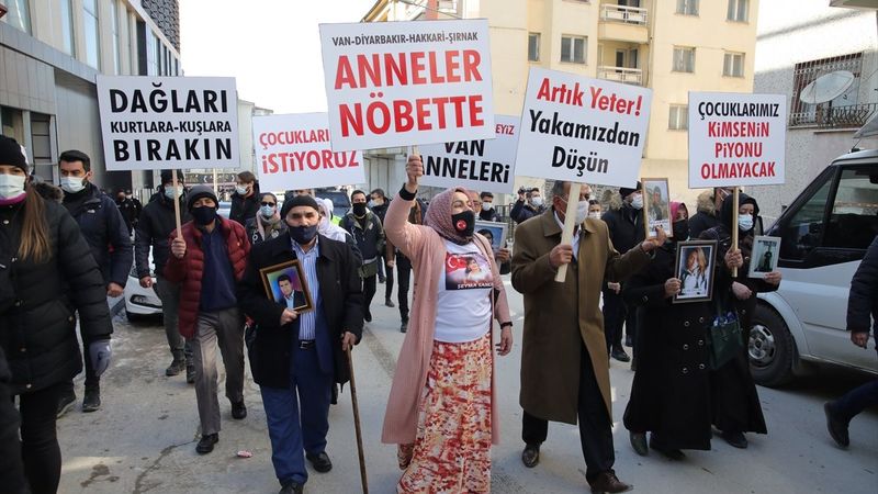 Van'daki aileler, HDP binası önünde oturma eylemi başlattı