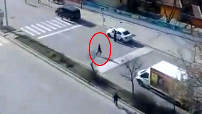 Ankara'da çaldığı otomobille polisten kaçarken kaldırıma çarptı