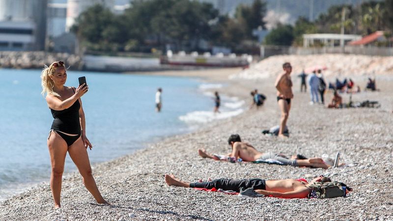 Antalya'da turistler sahile indi