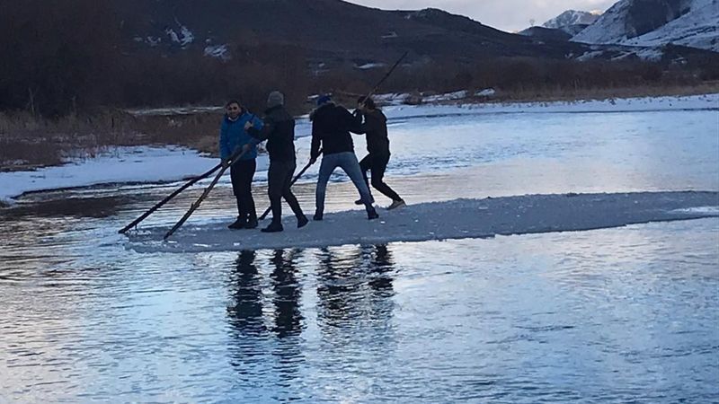 Çoruh Nehri'ndeki buzu sal yaptılar