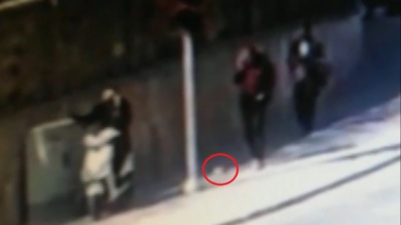 Denizli'de yere düşen altın dolu poşeti alıp, kaçtı