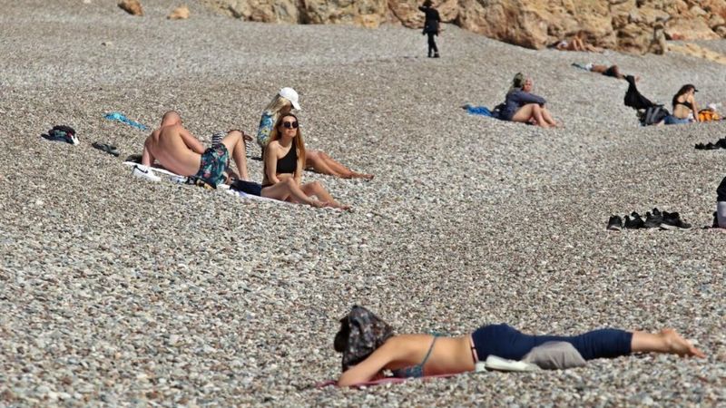 Antalya'da kısıtlamadan muaf turistlerin deniz keyfi