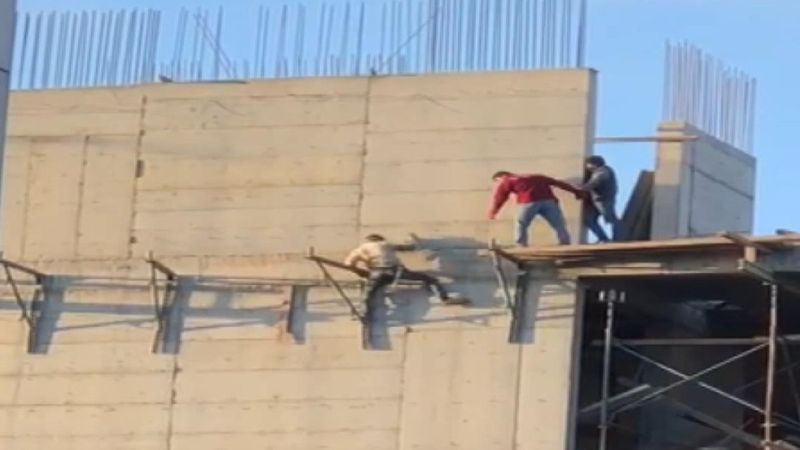 Sultangazi'de işçinin tahta üzerinde tehlikeli anları kamerada