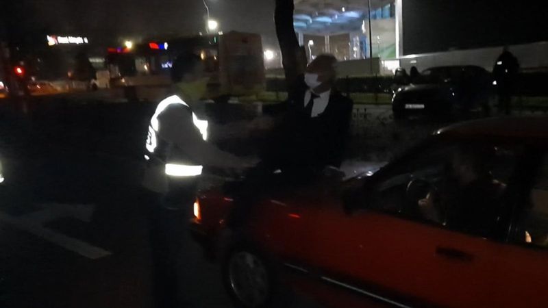 Bursa'da alkollü sürücü kaputa oturup polislere direndi