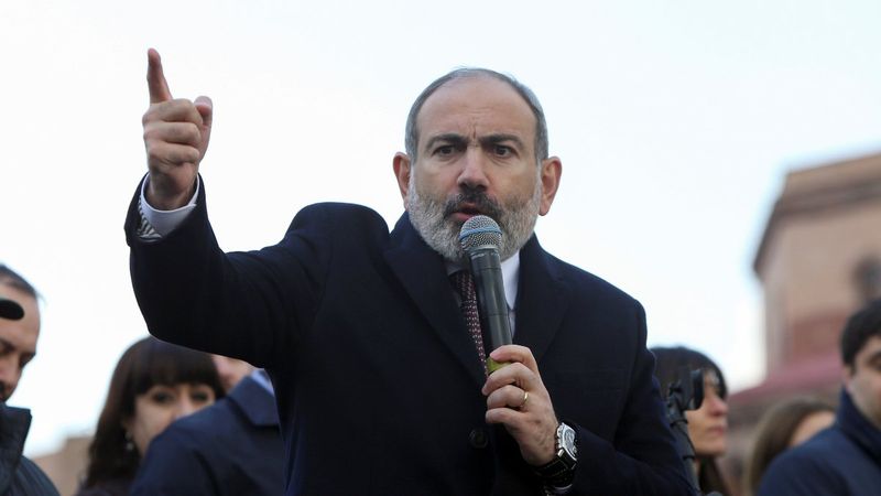 Nikol Paşinyan, destekçilerini meydanlara çağırdı