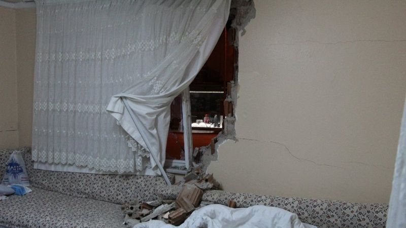 Denizli'de tır çarptığı evin duvarını yıktı