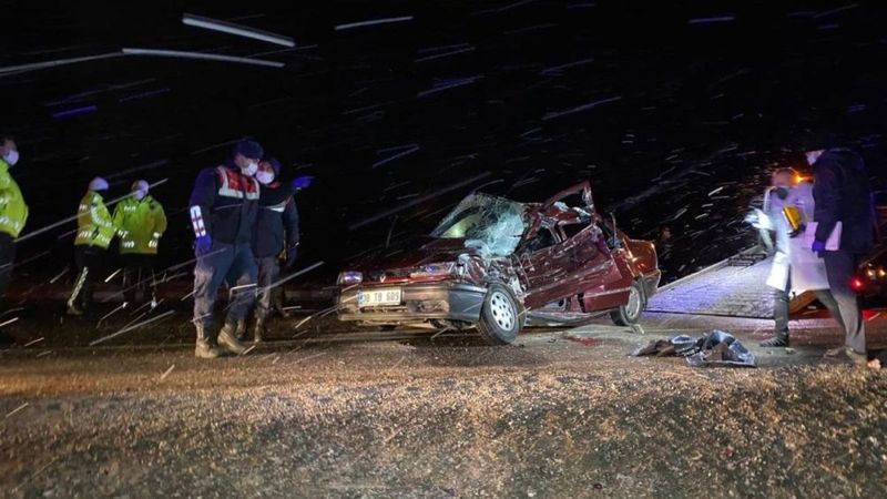 Niğde'de otomobil kamyonete arkadan çarptı: 1 ölü 1 yaralı