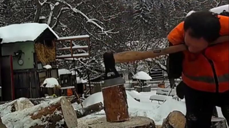 Çenesiyle odun kıran engelli adam