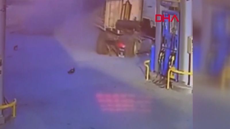 Sakarya'da tır, akaryakıt istasyonuna daldı