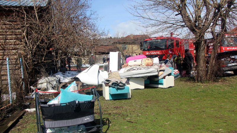 Bolu'da yangın çıkan evdeki eşyaları kurtardılar